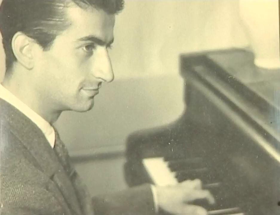 Photos Histoires в X: „Louis de Funes, quand il était pianiste de bar, vers  1943 #histoire #cinema https://t.co/KlnIlKav1J“ / X