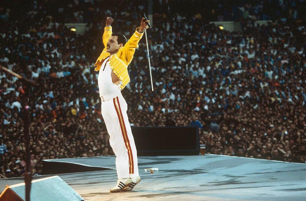 Freddy mercury on stage, Wembley 1986 : r/OldSchoolCool