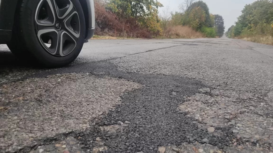 Жители на село Станево, община Лом, кърпят с лопати асфалтовите дупки по пътя Ковачица–Станево
